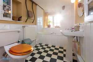 Pond Cottage - Bathroom- click for photo gallery